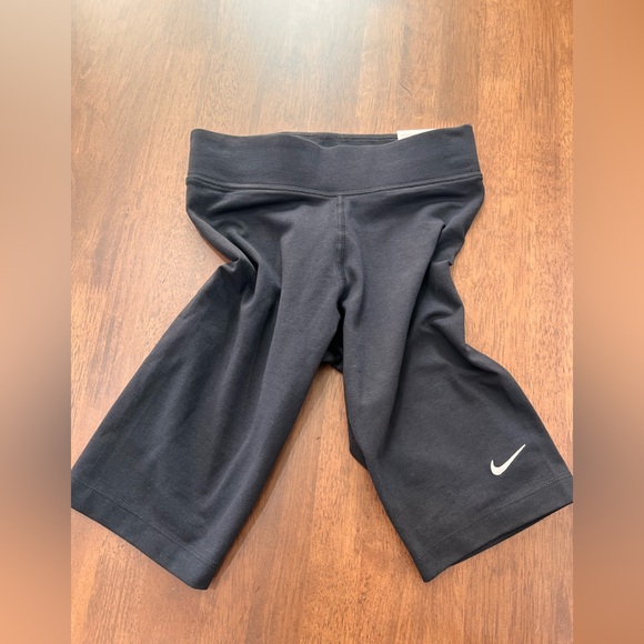 Nike Mid Rise Biker Shorts Black XS NWT Tight Fit Stretch Athletic Workout - Picture 1 of 5